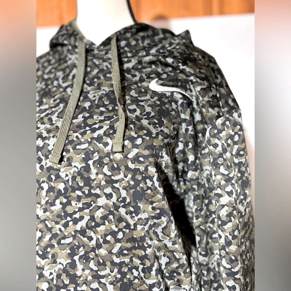 Nike size L Thermal Fit camo hoodie. Gray and black